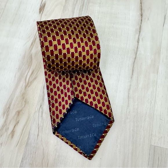 Tiffany & Co. Men's Necktie wine red with bronze gold details 100% Silk - Picture 4 of 6